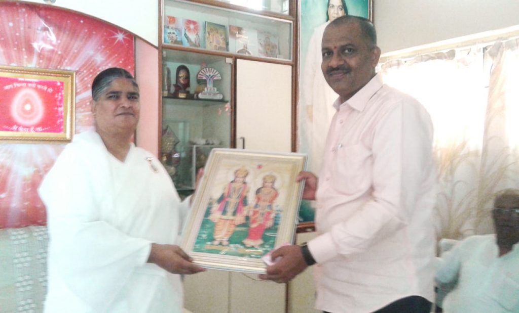 अम्बाजोगाई सेवाकेंद्र पर मुम्बई के रविंद्र उगले जी को  रक्षासूत्रबांधते हूए सुनीता दीदी